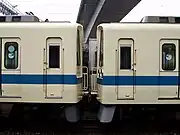 小田急9000形電車。左は運転台撤去車のデハ9301で、貫通扉がありながら幌は設置されなかった。右は未改造のデハ9407。