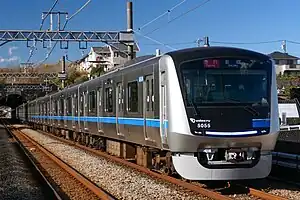 多摩線を走行する5000形による急行（2021年11月 黒川駅）