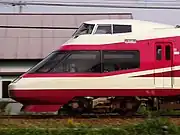 先頭部分の比較本形式(左)の先頭は、それまでの車両(右・HiSE車)と比較して曲線的なデザインとなっている。
