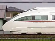先頭部分の比較本形式(左)の先頭は、それまでの車両(右・HiSE車)と比較して曲線的なデザインとなっている。