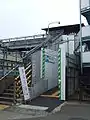 地下複々線化工事に伴い、開設された臨時口。写真右上に見える小屋は旧南口駅舎（2006年12月21日）。