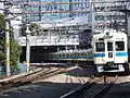 地上線と地下線の分岐点。すぐ南側に隣駅の南新宿駅があるが、ここまでが当駅構内となっている。