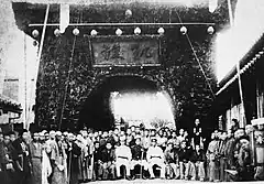日露戦争の勝利を祝い、旧東海道に建てられた凱旋門。1905年撮影。