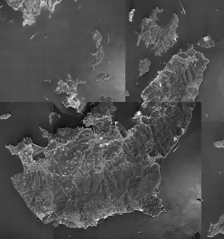 2006年大崎上島。島の北西側に3箇所見える池が塩田跡で、カキの陸上養殖が行われている。