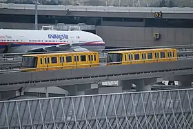成田国際空港に設置されていたオーチス製水平エレベーター、「成田空港第2ターミナルシャトルシステム」。ご覧の通り、一見すると鉄道事業法による新交通システムのようであるが、成田国際空港という私有地内での運行であること、及び、運行により収益を得ていないこと等から、鉄道事業法による新交通システムではなく、建築基準法による水平エレベーター扱いであった。(現在は廃止)