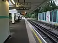 南からプラットホームを見る（西方面）。