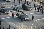 2009年大統領就任式で最初に供用されたプレジデンシャル・リムジン。シークレット・サービスに警護されて登場し、ジョージ・W・ブッシュ大統領が使用した2台のDTSリムジンが後方に予備として控えている。