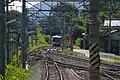左奥1線がスイッチバック用待避線、手前右2線が駅構内へ向かう線路だが、当駅を通過する特急列車等はスイッチバックを行わずに、手前の長野側と奥方向の松本側間の本線を通過する