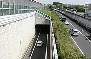 トールゲート通過後ただちに地下へ入る(オンランプ)