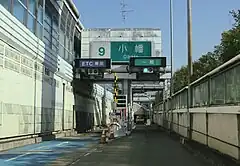 ゲートは2箇所を用意するも用地の制約から千鳥配置。