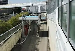 ゲートは2箇所を用意するも用地の制約から千鳥配置。