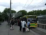 路線バスが停車するオーバーハウゼン市電の電停（2007年撮影）