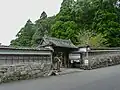 大手門通りに面する薬医門