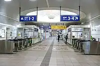 改札口と東西通路（2022年2月）