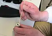精密機器の掃除。小さな対物レンズの掃除。