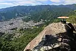 山頂部南に張り出した岩場の展望台からは尾鷲市の街並み、尾鷲湾、高峰山などの山並みが見渡せる