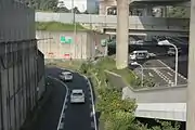 豊田方面からの伊勢湾岸自動車道大府IC出口は直接当ICとランプウェイで結ばれる（右道路は国道302号）