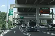 四日市方面から知多半島道路に乗り入れる場合は大府ICで国道302号に流出のうえ上入道交差点を右折する。
