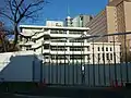 解体工事が始まった千代田区立お茶の水小学校(旧錦華小学校)の旧校舎(左・1973年竣工)及び旧体育館(右・1965年竣工)<2020年1月撮影>