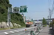 愛知県道23号に設置された大高入口への案内標識（奥の高架道路直下は名四国道大高ICだがこのICと大高入口は離れている）