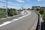 市街地への出口。一般道路と合流したのち、愛知県道23号に到達。