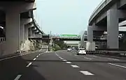 国道23号豊明方面からのIC流入路（左のレーン）。このアプローチ部分は愛知県道23号から名四国道大高ICへの流入路でもある。