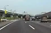 国道23号四日市方面への流出路奥の二手に分かれる高架道路は名古屋高速3号大高線