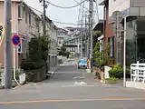 大高道が長坂道と交わる付近（2012年（平成24年）9月（撮影位置、西北西方面を望む））。奥手が大高へと続く。