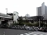 改良工事着手前の小田急・相鉄西口。画面左の跨道橋はJRの東口と連絡している。（2004年10月）