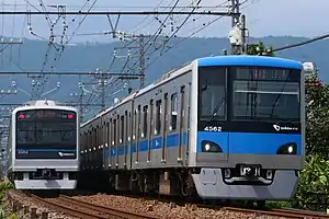 左:3000形、右:4000形(2020年8月21日 富水駅付近)