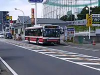 はるひ野駅入口に停車する小田急バス（柿24系統）