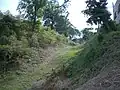 大宮土居町の御土居。中央の凹地が堀。土塁は左側