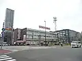 大通東1の様子。建設中の北海道四季劇場（左）、北海道中央バス札幌ターミナル（中央）、北海道電力本店（右）。