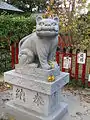 吽形の狛虎（2003年に再建）