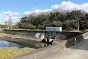 下流側の末端部。名鉄常滑線が近くを走る。