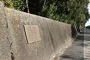 高潮対策として堤防が設置されたことを示す銘板