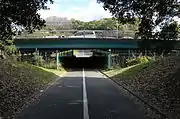 国道247号を挟む