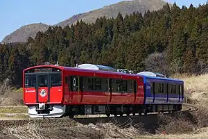 男鹿線を走行するEV-E801系電車(2017年4月1日 脇本駅 - 羽立駅間)