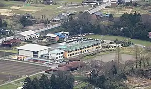 鈴鹿山脈の烏帽子岳から望む大垣市立時小学校(2017年4月18日撮影)