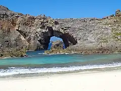 南島の扇池にある洞門