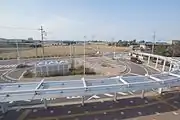 北口ロータリー。右奥は新潟北高校。正面の道路を奥へ行くと新潟県立大学(2017年3月)