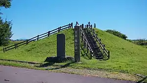 大潟富士。彼方には出羽富士と称される鳥海山を遠望する。