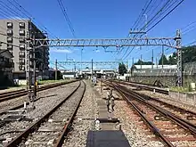 小川駅構内配線。拝島方の踏切構内より撮影(2020年8月11日)
