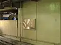 中央線快速の荻窪駅に設置されている鏡。自殺防止のために、心理的効果を狙って設置されている。