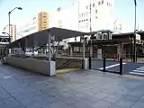 南口（2008年2月24日）手前に南口b、道路を挟んで奥（線路側）に従来からの南口が見える。