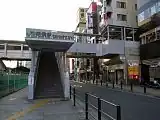 西口南側（2008年2月24日）右手に丸ノ内線荻窪駅に通じる下り階段がある。