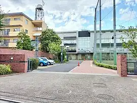 尾久八幡中学校の校舎(校門側)