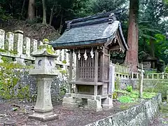本殿前にある境内社（本殿向かって右）