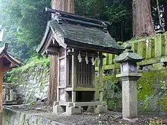 本殿前にある境内社（本殿向かって左）