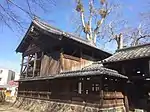 覆殿（内部に本殿）